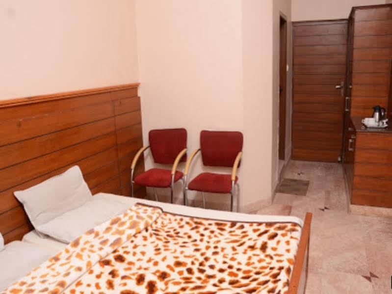 Capital O 10953 Dayal Lodge - A Boutique Hotel Агра Экстерьер фото